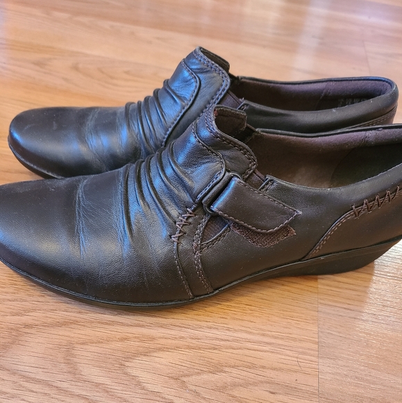 🦩 3/$30 Clarks Brown Slip On Loafers - size 7.5 - Picture 1 of 6